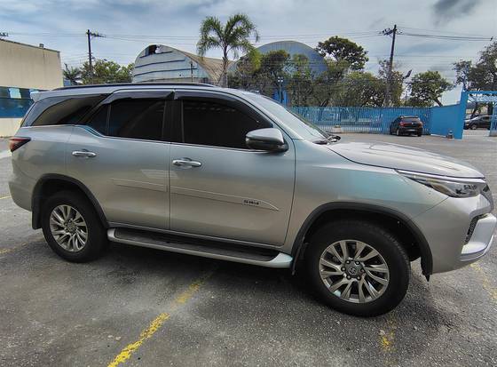 TOYOTA HILUX SW4 2.8 D-4D TURBO DIESEL SRX 7L 4X4 AUTOMÁTICO